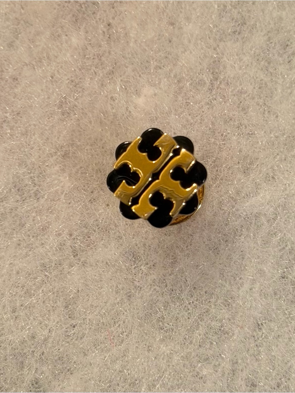 Tory Burch single earring - Logo Flower Resin Stud Earring; Black/Gold